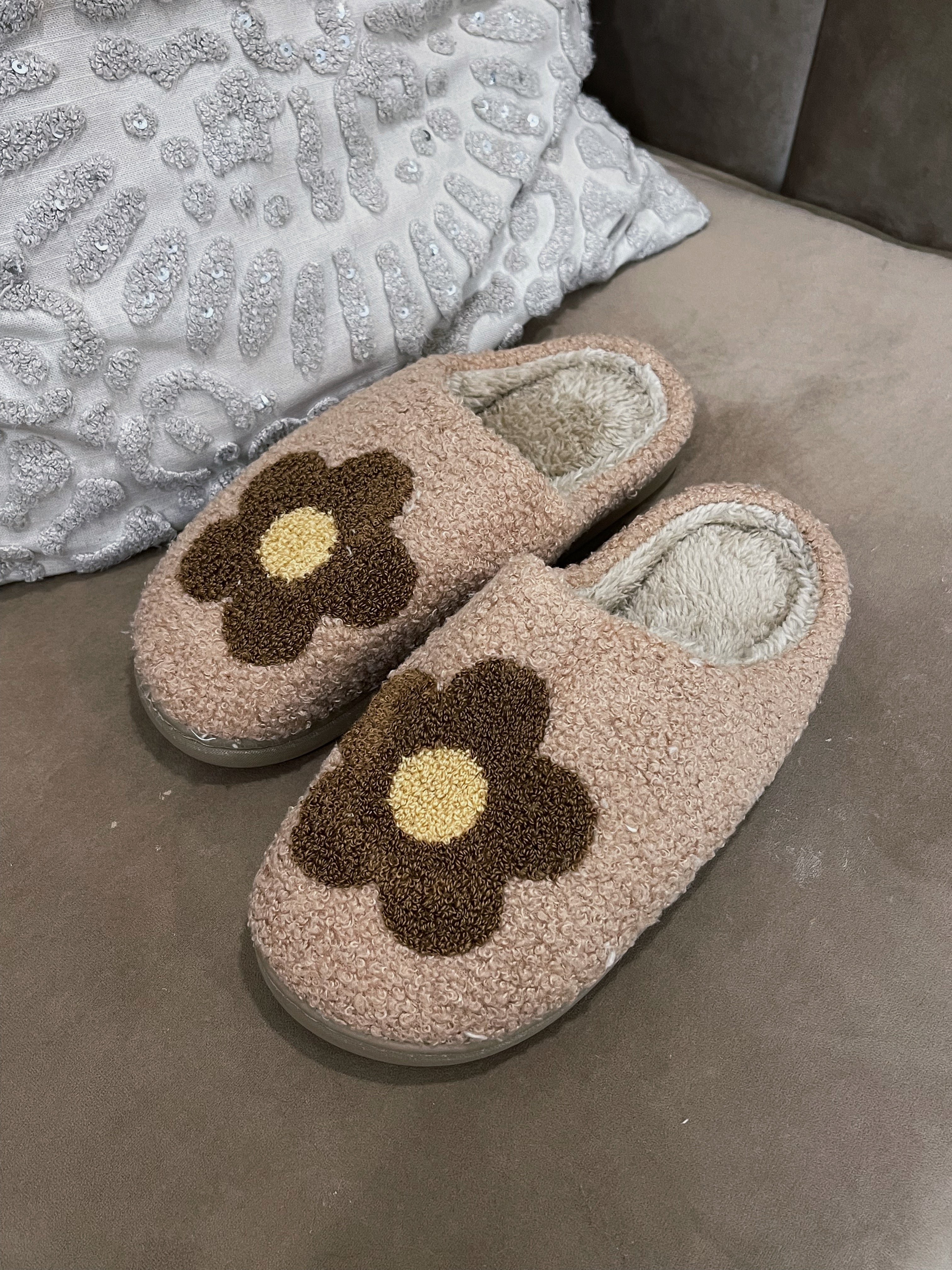 Flower slippers store